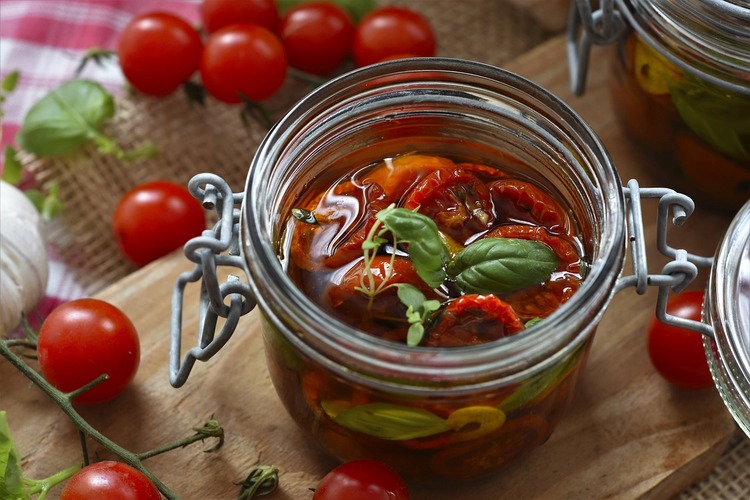 Homemade Sauce with Tomatoes, Olive Oil and Herbs - Dips Recipe